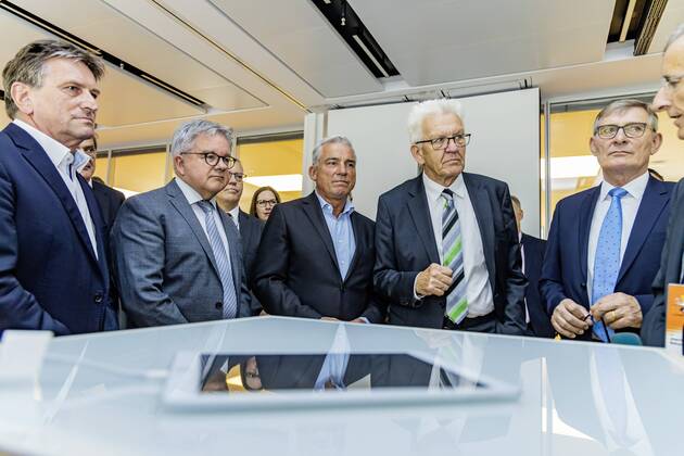 DEU, Deutschland, Baden-Württemberg, Tuttlingen, 19.07.2019: Von links Manne Lucha MdL (Minister für Soziales und Gesundheit BW), Guido Wolf MdL (Minister für Justiz und Europaangelegenheiten BW), Thomas Strobl (Minister für Inneres und Digitalisierung, Ministerpräsident Winfried Kretschmann, Michael Beck (Oberbürgermeister Tuttlingen) Joachim Schulz (Vorstandsvorsitzender Aesculap AG). digital@bw Festival Zukunft Gesundheit Digital in Tuttlingen. Am Weltzentrum der Medizintechnik thematisiert die baden-württembergische Landesregierung den Gesundheitsbereich. Digitalisierung ist ein Schwerpunk der aktuellen Legislaturperiode mit Investitionen im Umfang von rund einer Milliarde Euro. Ziel ist es, Baden-Württemberg als Leitregion des Digitalen Wandels in Europa zu positionieren.