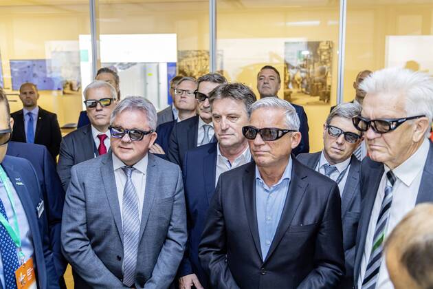 DEU, Deutschland, Baden-Württemberg, Tuttlingen, 19.07.2019: Von rechts Ministerpräsident Winfrired Kretschmann, Stefan Bär (Landrat Landkreis Tuttlingen), Thomas Strobl (Minister für Inneres und Digitalisierung BW), Manne Lucha MdL (Minister für Soziales und Gesundheit BW) sowie Guido Wolf MdL (Minister für Justiz und Europaangelegenheiten BW) bei einer 3D-Präsentation des Medizintechnikunternehmens Aesculap AG. digital@bw Festival Zukunft Gesundheit Digital in Tuttlingen. Am Weltzentrum der Medizintechnik thematisiert die baden-württembergische Landesregierung den Gesundheitsbereich. Digitalisierung ist ein Schwerpunk der aktuellen Legislaturperiode mit Investitionen im Umfang von rund einer Milliarde Euro. Ziel ist es, Baden-Württemberg als Leitregion des Digitalen Wandels in Europa zu positionieren.