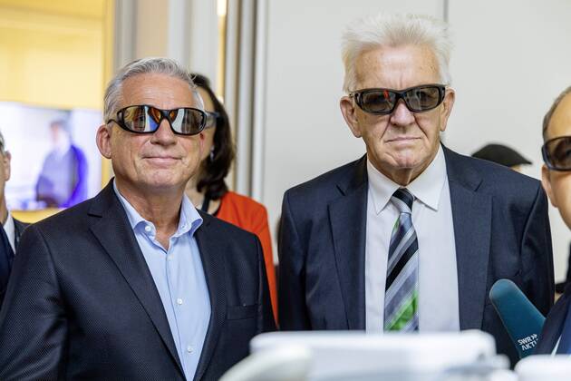 DEU, Deutschland, Baden-Württemberg, Tuttlingen, 19.07.2019: Ministerpräsident Winfrired Kretschmann (Mitte), Thomas Strobl (links, Minister für Inneres und Digitalisierung BW) bei einer 3D-Präsentation des Medizintechnikunternehmens Aesculap AG. digital@bw Festival Zukunft Gesundheit Digital in Tuttlingen. Am Weltzentrum der Medizintechnik thematisiert die baden-württembergische Landesregierung den Gesundheitsbereich. Digitalisierung ist ein Schwerpunk der aktuellen Legislaturperiode mit Investitionen im Umfang von rund einer Milliarde Euro. Ziel ist es, Baden-Württemberg als Leitregion des Digitalen Wandels in Europa zu positionieren.