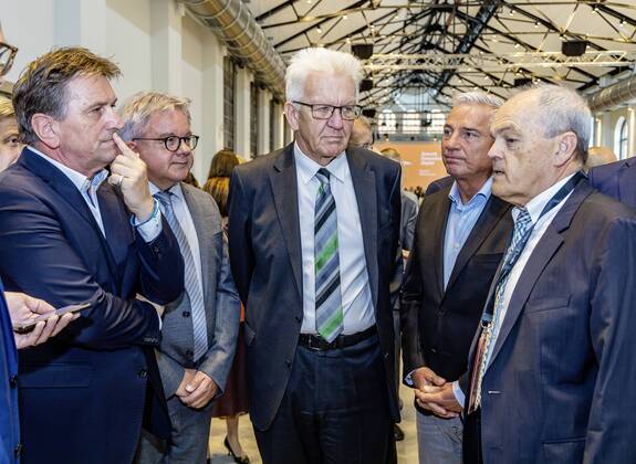 DEU, Deutschland, Baden-Württemberg, Tuttlingen, 19.07.2019: Dr. med. Johannes Fechner (rechts, Stellvertretender Vorstandsvorsitzender der KVBW) im Gespräch mit Thomas Strobl (Minister für Inneres und Digitalisierung BW), Ministerpräsident Winfried Kretschmann, Guido Wolf MdL (Minister für Justiz und Europaangelegenheiten BW), Manne Lucha MdL (Minister für Soziales und Gesundheit BW) (von rechts). digital@bw Festival Zukunft Gesundheit Digital in Tuttlingen. Am Weltzentrum der Medizintechnik thematisiert die baden-württembergische Landesregierung den Gesundheitsbereich. Digitalisierung ist ein Schwerpunk der aktuellen Legislaturperiode mit Investitionen im Umfang von rund einer Milliarde Euro. Ziel ist es, Baden-Württemberg als Leitregion des Digitalen Wandels in Europa zu positionieren.