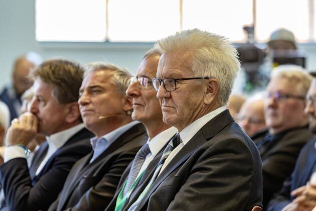 DEU, Deutschland, Baden-Württemberg, Tuttlingen, 19.07.2019: Von rechts Ministerpräsident Winfried Kretschmann, Joachim Schulz (Vorstandsvorsitzender Aesculap AG), Thomas Strobl (Minister für Inneres und Digitalisierung BW), Manne Lucha MdL (Minister für Soziales und Gesundheit BW). digital@bw Festival Zukunft Gesundheit Digital in Tuttlingen. Am Weltzentrum der Medizintechnik thematisiert die baden-württembergische Landesregierung den Gesundheitsbereich. Digitalisierung ist ein Schwerpunk der aktuellen Legislaturperiode mit Investitionen im Umfang von rund einer Milliarde Euro. Ziel ist es, Baden-Württemberg als Leitregion des Digitalen Wandels in Europa zu positionieren.