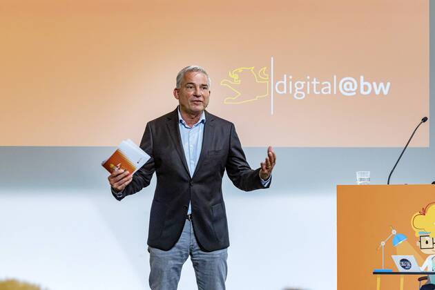 DEU, Deutschland, Baden-Württemberg, Tuttlingen, 19.07.2019: Thomas Strobl (Minister für Inneres und Digitalisierung BW). digital@bw Festival Zukunft Gesundheit Digital in Tuttlingen. Am Weltzentrum der Medizintechnik thematisiert die baden-württembergische Landesregierung den Gesundheitsbereich. Digitalisierung ist ein Schwerpunk der aktuellen Legislaturperiode mit Investitionen im Umfang von rund einer Milliarde Euro. Ziel ist es, Baden-Württemberg als Leitregion des Digitalen Wandels in Europa zu positionieren.