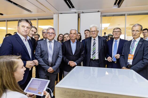 DEU, Deutschland, Baden-Württemberg, Tuttlingen, 19.07.2019: Von links Manne Lucha MdL (Minister für Soziales und Gesundheit BW), Guido Wolf MdL (Minister für Justiz und Europaangelegenheiten BW), Thomas Strobl (Minister für Inneres und Digitalisierung, Ministerpräsident Winfried Kretschmann, Michael Beck (Oberbürgermeister Tuttlingen) Joachim Schulz (Vorstandsvorsitzender Aesculap AG). digital@bw Festival Zukunft Gesundheit Digital in Tuttlingen. Am Weltzentrum der Medizintechnik thematisiert die baden-württembergische Landesregierung den Gesundheitsbereich. Digitalisierung ist ein Schwerpunk der aktuellen Legislaturperiode mit Investitionen im Umfang von rund einer Milliarde Euro. Ziel ist es, Baden-Württemberg als Leitregion des Digitalen Wandels in Europa zu positionieren.