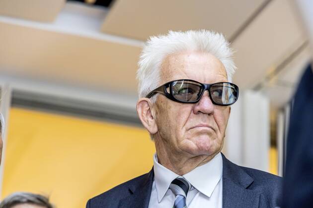 DEU, Deutschland, Baden-Württemberg, Tuttlingen, 19.07.2019: Ministerpräsident Winfried Kretschmann mit 3D-Brille. digital@bw Festival Zukunft Gesundheit Digital in Tuttlingen. Am Weltzentrum der Medizintechnik thematisiert die baden-württembergische Landesregierung den Gesundheitsbereich. Digitalisierung ist ein Schwerpunk der aktuellen Legislaturperiode mit Investitionen im Umfang von rund einer Milliarde Euro. Ziel ist es, Baden-Württemberg als Leitregion des Digitalen Wandels in Europa zu positionieren.