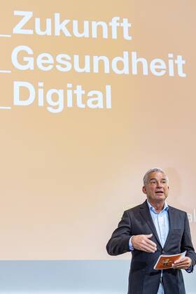 DEU, Deutschland, Baden-Württemberg, Tuttlingen, 19.07.2019: Thomas Strobl (Minister für Inneres und Digitalisierung BW). digital@bw Festival Zukunft Gesundheit Digital in Tuttlingen. Am Weltzentrum der Medizintechnik thematisiert die baden-württembergische Landesregierung den Gesundheitsbereich. Digitalisierung ist ein Schwerpunk der aktuellen Legislaturperiode mit Investitionen im Umfang von rund einer Milliarde Euro. Ziel ist es, Baden-Württemberg als Leitregion des Digitalen Wandels in Europa zu positionieren.