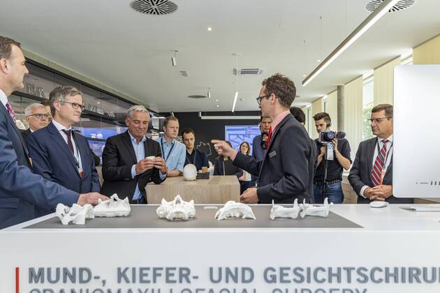 DEU, Deutschland, Baden-Württemberg, Tuttlingen, 19.07.2019: Bei einem Unternehmensbesuch bei der KLS Martin Group informiert sich Thomas Strobl (links, Minister für Inneres und Digitalisierung BW) über die digitalen Anwendungsgebiete in der Medizintechnik. Rechts daneben Christian Leibinger (Geschäftsführender Gesellschafter, KLS Martin Group). digital@bw Festival Zukunft Gesundheit Digital in Tuttlingen. Am Weltzentrum der Medizintechnik thematisiert die baden-württembergische Landesregierung den Gesundheitsbereich. Digitalisierung ist ein Schwerpunk der aktuellen Legislaturperiode mit Investitionen im Umfang von rund einer Milliarde Euro. Ziel ist es, Baden-Württemberg als Leitregion des Digitalen Wandels in Europa zu positionieren.