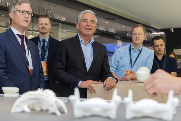 DEU, Deutschland, Baden-Württemberg, Tuttlingen, 19.07.2019: Bei einem Unternehmensbesuch bei der KLS Martin Group informiert sich Thomas Strobl (links, Minister für Inneres und Digitalisierung BW) über die digitalen Anwendungsgebiete in der plastischen Chirurgie. Rechts daneben Christian Leibinger (Geschäftsführender Gesellschafter, KLS Martin Group). digital@bw Festival Zukunft Gesundheit Digital in Tuttlingen. Am Weltzentrum der Medizintechnik thematisiert die baden-württembergische Landesregierung den Gesundheitsbereich. Digitalisierung ist ein Schwerpunk der aktuellen Legislaturperiode mit Investitionen im Umfang von rund einer Milliarde Euro. Ziel ist es, Baden-Württemberg als Leitregion des Digitalen Wandels in Europa zu positionieren.