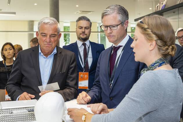 DEU, Deutschland, Baden-Württemberg, Tuttlingen, 19.07.2019: Bei einem Unternehmensbesuch bei der KLS Martin Group informiert sich Thomas Strobl (links, Minister für Inneres und Digitalisierung BW) über die digitalen Anwendungsgebiete in der plastischen Chirurgie. Rechts daneben Christian Leibinger (Geschäftsführender Gesellschafter, KLS Martin Group). digital@bw Festival Zukunft Gesundheit Digital in Tuttlingen. Am Weltzentrum der Medizintechnik thematisiert die baden-württembergische Landesregierung den Gesundheitsbereich. Digitalisierung ist ein Schwerpunk der aktuellen Legislaturperiode mit Investitionen im Umfang von rund einer Milliarde Euro. Ziel ist es, Baden-Württemberg als Leitregion des Digitalen Wandels in Europa zu positionieren.
