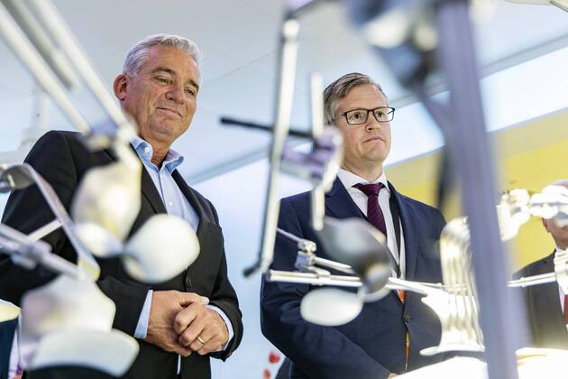 DEU, Deutschland, Baden-Württemberg, Tuttlingen, 19.07.2019: Bei einem Unternehmensbesuch bei der KLS Martin Group informiert sich Thomas Strobl (links, Minister für Inneres und Digitalisierung BW) über die digitalen Anwendungsgebiete in der Medizintechnik. Links daneben Christian Leibinger (Geschäftsführender Gesellschafter, KLS Martin Group). digital@bw Festival Zukunft Gesundheit Digital in Tuttlingen. Am Weltzentrum der Medizintechnik thematisiert die baden-württembergische Landesregierung den Gesundheitsbereich. Digitalisierung ist ein Schwerpunk der aktuellen Legislaturperiode mit Investitionen im Umfang von rund einer Milliarde Euro. Ziel ist es, Baden-Württemberg als Leitregion des Digitalen Wandels in Europa zu positionieren.