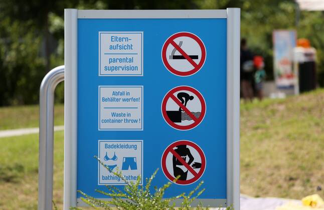 Erfurt 21.07.2019 , Erfurt, Nordbad, Freibad, Hinweisschilder verweisen auf die Regeln im Schwimmbad - Badebekleidung, Abfall in Behälter werfen, nicht vom Beckenrand springen, Frauen nicht berühren, nicht rauchen