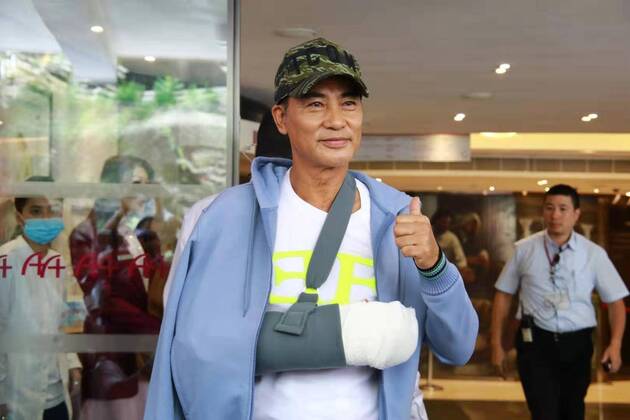 Entertainment Themen der Woche KW30 Entertainment Bilder des Tages Hong Kong actor Simon Yam leaves hospital after being stabbed in the stomach in Hong Kong, China, 24 July 2019. Hong Kong actor Simon Yam leaves hospital after being stabbed on stage in mainland China  bjl12942201