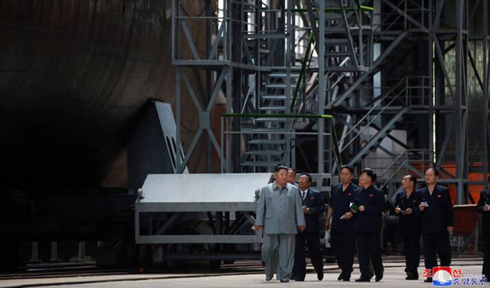 News Themen der Woche KW30 This image, released on July 23, 2019, by the North Korean Official News Service (KCNA), shows North Korean leader Kim Jong Un inspecting a newly built submarine. Kim, who expressed great satisfaction over the fact that the submarine was designed and built to be capable of fully implementing the military-strategic intention, learned in detail about its operational and tactical data and combat weapon systems.  WAX2019072403 KCNA