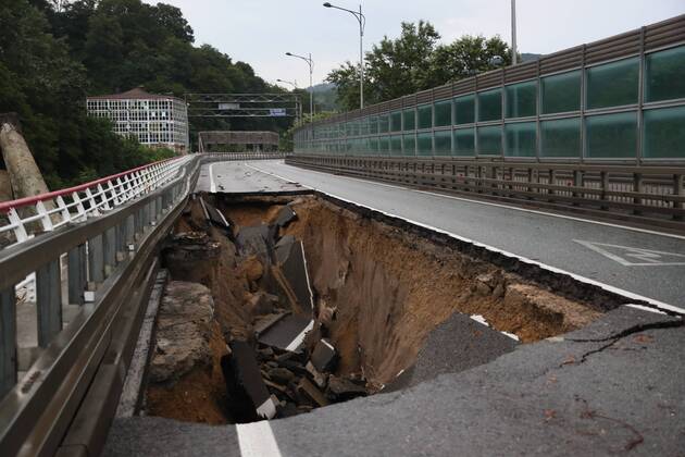 News Themen der Woche KW30 News Bilder des Tages SOCHI, RUSSIA â€“ JULY 25, 2019: Heavy rain causes a partial collapse of the A147 motorway linking Dzhubga with Sochi and running along the Black Sea coast. Dmitry Feoktistov TASS  TS0B44AB