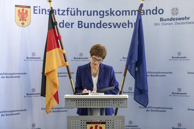 News Themen der Woche KW30 News Bilder des Tages Bundesverteidigungsministerin Annegret Kramp-Karrenbauer besucht das Einsatzfuehrungskommando der Bundeswehr und informiert sich ueber die Lage in den Einsatzgebieten. Hier aufgenommen beim Eintrag in das Gaestebuch. Potsdam, Schwielowsee, 25.07.2019. Schwielowsee Deutschland
