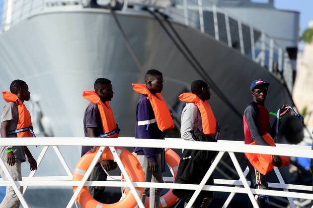 News Themen der Woche KW30 News Bilder des Tages Malta, mehr als 70 Bootsflüchtlinge gerettet (190725) -- FLORIANA (MALTA), July 25, 2019 -- Migrants disembark at a naval base in Floriana, Malta, on July 25, 2019. A group of 76 migrants have been rescued by the Armed Forces of Malta and disembarked at the naval base on Thursday afternoon. (Photo by Xinhua) MALTA-FLORIANA-MIGRANTS-RESCUE JonathanxBorg 