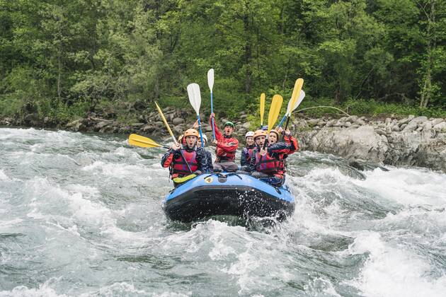 Group of people rafting in rubber dinghy on a river model released Symbolfoto  FBAF00740