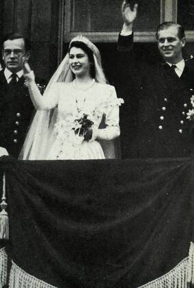 Princess Elizabeth and Prince Philip Photograph of Princess Elizabeth (1926-) and Prince Philip, Duke of Edinburgh (1921-) on the balcony of Buckingham Palace. Dated 20th Century. Copyright: xPhoto12 AnnxRonanxPicturexLibraryx ARP17A38245