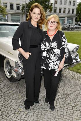 Susann Uplegger und Franziska Troegner bei der Premiere des Theaterstücks Zuhause bin ich Darling in der Komödie am Kurfürstendamm im Schiller Theater. Berlin, 04.08.2019