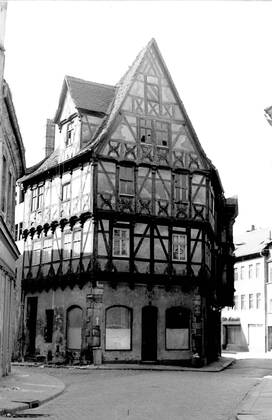 Geschichte 1973 Das Graseweghaus sollte 1976 abgerissen werden. 1985 kam der Abrissstop man wollte sanieren. Aber selbst die beschlossene Sanierung bedeutete noch nicht die Rettung des Denkmals: Weil sich 1985 die Bauarbeiter weigerten, das nur noch vom Fachwerk gehaltene Haus zu betreten, legten unter anderemWeil sich die Bauarbeiter weigerten, das Haus aus Sicherheitsgründen zu betreten und es abreißen wollten, legten der damalige Stadtarchitekt Wulff Brandstätter und einige weitere engagierte Hallenser selbst Hand an, sicherten das Haus ab und erhielten es so für die Nachwelt. Die Hallenser nahmen den Stadtarchiteken übel das er selbst nach der Sanierung in das Haus einzog. Der Graseweg, eine alte enge Straße in Halle an dem uralten Hallmarkt, empfing seinen Namen von dem Grashof, einer der ältesten Verschanzunge
