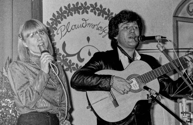 Geschichte 16.02.1983 Gäste im Haus der NVA die Stars der DDR Gesangsduo Monika Hauf und Klaus-Dieter Henkler und hier als Moderator der Sänger Fred Frohberg (brille). Ein Ort zum knüpfen von kulturellen und gesellschaftlichen Beziehungen, war das Haus der NVA in Halle, Bernburger Straße. Das Haus war vor allen ein Ort für zentrale Veranstaltungen und ein Anlaufpunkt für Soldaten und deren Familien für Feierlichkeiten. Halle Saale Sachsen-Anhalt Deutschland