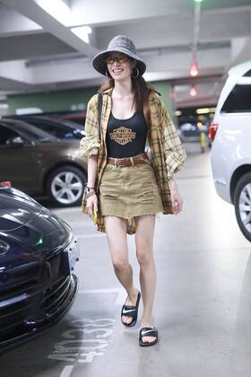 Chinese actress Zhong Chuxi arrives at the Shanghai Hongqiao International Airport after landing in Shanghai, China, 7 August 2019. Handbag & Hat & Baggage: Louis Vuitton Shoes: Nike Zhong Chuxi shows up at Shanghai airport after landing  bjl13690750