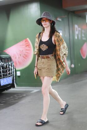 Chinese actress Zhong Chuxi arrives at the Shanghai Hongqiao International Airport after landing in Shanghai, China, 7 August 2019. Handbag & Hat & Baggage: Louis Vuitton Shoes: Nike Zhong Chuxi shows up at Shanghai airport after landing  bjl13690753