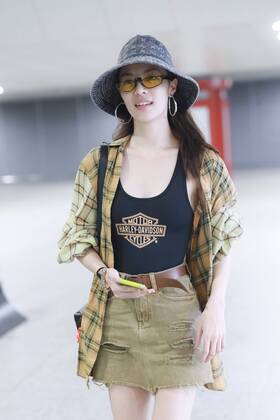 Chinese actress Zhong Chuxi arrives at the Shanghai Hongqiao International Airport after landing in Shanghai, China, 7 August 2019. Handbag & Hat & Baggage: Louis Vuitton Shoes: Nike Zhong Chuxi shows up at Shanghai airport after landing  bjl13690754