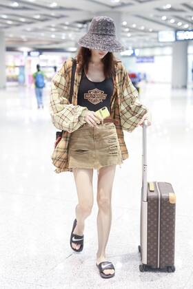 Chinese actress Zhong Chuxi arrives at the Shanghai Hongqiao International Airport after landing in Shanghai, China, 7 August 2019. Handbag & Hat & Baggage: Louis Vuitton Shoes: Nike Zhong Chuxi shows up at Shanghai airport after landing  bjl13692004
