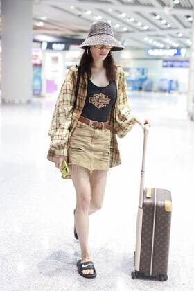 Chinese actress Zhong Chuxi arrives at the Shanghai Hongqiao International Airport after landing in Shanghai, China, 7 August 2019. Handbag & Hat & Baggage: Louis Vuitton Shoes: Nike Zhong Chuxi shows up at Shanghai airport after landing  bjl13692011
