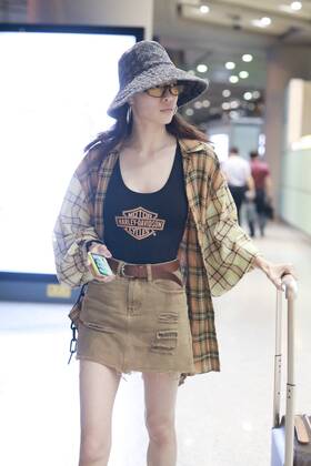 Chinese actress Zhong Chuxi arrives at the Shanghai Hongqiao International Airport after landing in Shanghai, China, 7 August 2019. Handbag & Hat & Baggage: Louis Vuitton Shoes: Nike Zhong Chuxi shows up at Shanghai airport after landing  bjl13692012