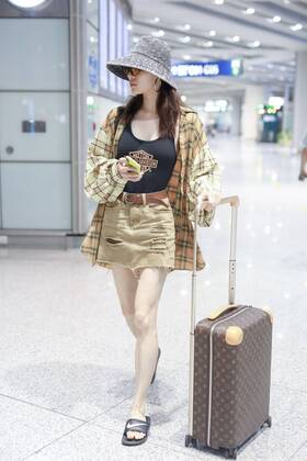 Chinese actress Zhong Chuxi arrives at the Shanghai Hongqiao International Airport after landing in Shanghai, China, 7 August 2019. Handbag & Hat & Baggage: Louis Vuitton Shoes: Nike Zhong Chuxi shows up at Shanghai airport after landing bjl13692018