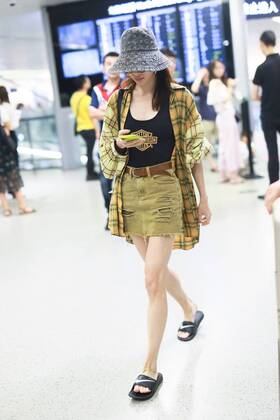 Chinese actress Zhong Chuxi arrives at the Shanghai Hongqiao International Airport after landing in Shanghai, China, 7 August 2019. Handbag & Hat & Baggage: Louis Vuitton Shoes: Nike Zhong Chuxi shows up at Shanghai airport after landing  bjl13690739
