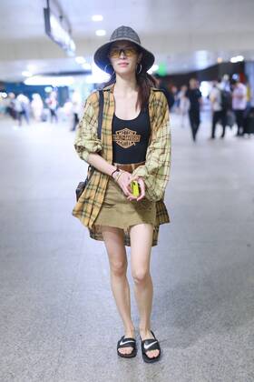 Chinese actress Zhong Chuxi arrives at the Shanghai Hongqiao International Airport after landing in Shanghai, China, 7 August 2019. Handbag & Hat & Baggage: Louis Vuitton Shoes: Nike Zhong Chuxi shows up at Shanghai airport after landing  bjl13690741