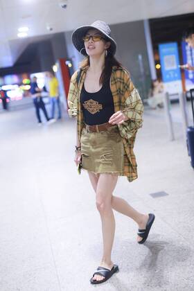 Chinese actress Zhong Chuxi arrives at the Shanghai Hongqiao International Airport after landing in Shanghai, China, 7 August 2019. Handbag & Hat & Baggage: Louis Vuitton Shoes: Nike Zhong Chuxi shows up at Shanghai airport after landing  bjl13690743