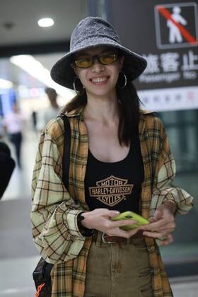Chinese actress Zhong Chuxi arrives at the Shanghai Hongqiao International Airport after landing in Shanghai, China, 7 August 2019. Handbag & Hat & Baggage: Louis Vuitton Shoes: Nike Zhong Chuxi shows up at Shanghai airport after landing  bjl13690745