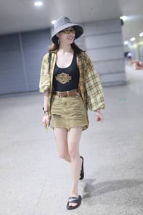 Chinese actress Zhong Chuxi arrives at the Shanghai Hongqiao International Airport after landing in Shanghai, China, 7 August 2019. Handbag & Hat & Baggage: Louis Vuitton Shoes: Nike Zhong Chuxi shows up at Shanghai airport after landing  bjl13690747