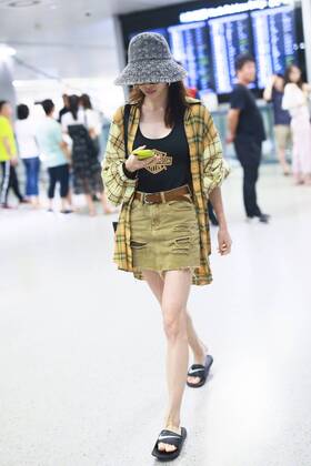 Chinese actress Zhong Chuxi arrives at the Shanghai Hongqiao International Airport after landing in Shanghai, China, 7 August 2019. Handbag & Hat & Baggage: Louis Vuitton Shoes: Nike Zhong Chuxi shows up at Shanghai airport after landing  bjl13690748