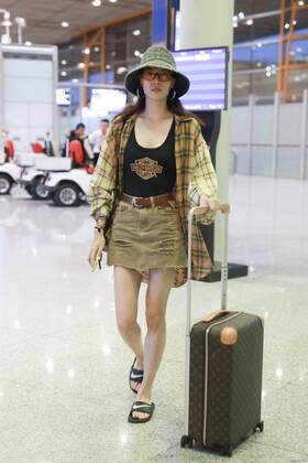 Chinese actress Zhong Chuxi arrives at the Shanghai Hongqiao International Airport after landing in Shanghai, China, 7 August 2019. Handbag & Hat & Baggage: Louis Vuitton Shoes: Nike Zhong Chuxi shows up at Shanghai airport after landing  bjl13692017
