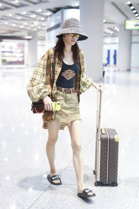Chinese actress Zhong Chuxi arrives at the Shanghai Hongqiao International Airport after landing in Shanghai, China, 7 August 2019. Handbag & Hat & Baggage: Louis Vuitton Shoes: Nike Zhong Chuxi shows up at Shanghai airport after landing  bjl13692020
