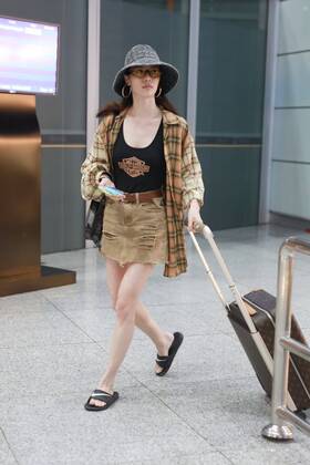 Chinese actress Zhong Chuxi arrives at the Shanghai Hongqiao International Airport after landing in Shanghai, China, 7 August 2019. Handbag & Hat & Baggage: Louis Vuitton Shoes: Nike Zhong Chuxi shows up at Shanghai airport after landing  bjl13692021