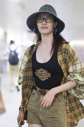 Chinese actress Zhong Chuxi arrives at the Shanghai Hongqiao International Airport after landing in Shanghai, China, 7 August 2019. Handbag & Hat & Baggage: Louis Vuitton Shoes: Nike Zhong Chuxi shows up at Shanghai airport after landing  bjl13690746
