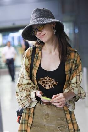Chinese actress Zhong Chuxi arrives at the Shanghai Hongqiao International Airport after landing in Shanghai, China, 7 August 2019. Handbag & Hat & Baggage: Louis Vuitton Shoes: Nike Zhong Chuxi shows up at Shanghai airport after landing  bjl13690749
