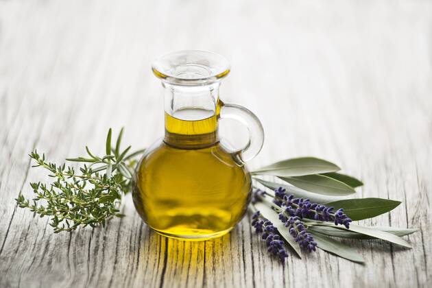 Olive oil with herbs  Copyright: xzidix Panthermedia25763220
