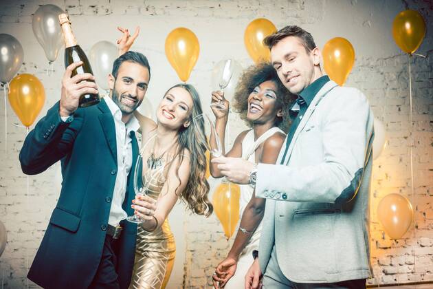  Group of women and men celebrating with champagne ,model released, Symbolfoto  Copyright: xKzenonx Panthermedia25877439