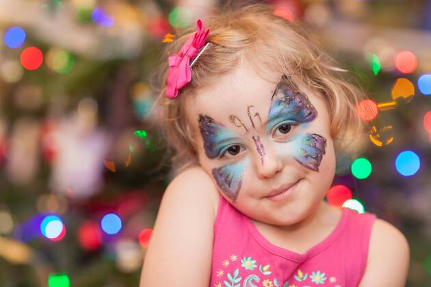  Cute girl with butterfly face paint ,model released, Symbolfoto  Copyright: xpawopa3336x Panthermedia26067221