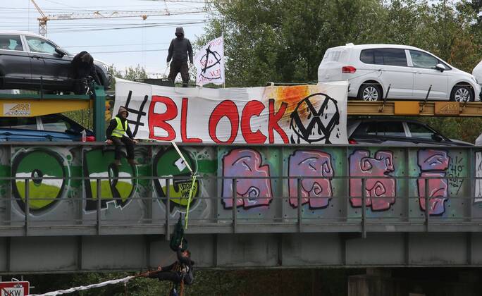 News Bilder des Tages Fallersleben Niedersachsen Protestaktion, Demo, Demonstration von Aktivisten der Verkehrswende auf der Eisenbahnbrücke an der Tappenbecker Landstraße über den Mittellandkanal, Bild zeigt: Eisenbahnbrücke mit Plakaten