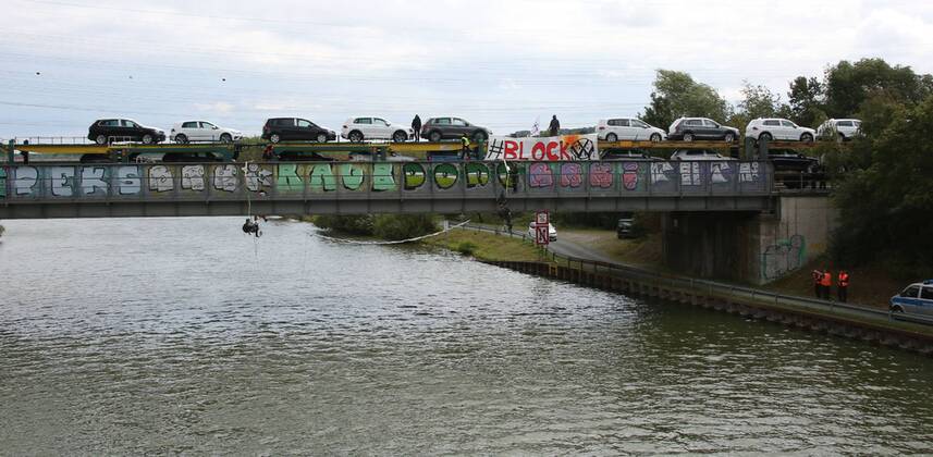 Fallersleben Niedersachsen Protestaktion, Demo, Demonstration von Aktivisten der Verkehrswende auf der Eisenbahnbrücke an der Tappenbecker Landstraße über den Mittellandkanal, Bild zeigt: Eisenbahnbrücke mit Plakaten