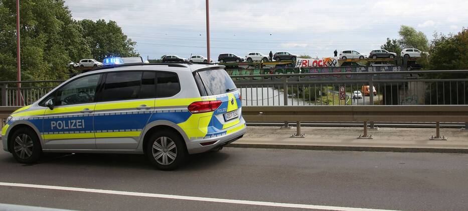 Fallersleben Niedersachsen Protestaktion, Demo, Demonstration von Aktivisten der Verkehrswende auf der Eisenbahnbrücke an der Tappenbecker Landstraße über den Mittellandkanal, Bild zeigt: