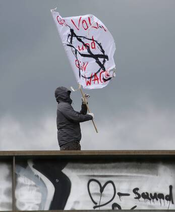 Fallersleben Niedersachsen Protestaktion, Demo, Demonstration von Aktivisten der Verkehrswende auf der Eisenbahnbrücke an der Tappenbecker Landstraße über den Mittellandkanal, Bild zeigt: Eisenbahnbrücke mit Plakaten