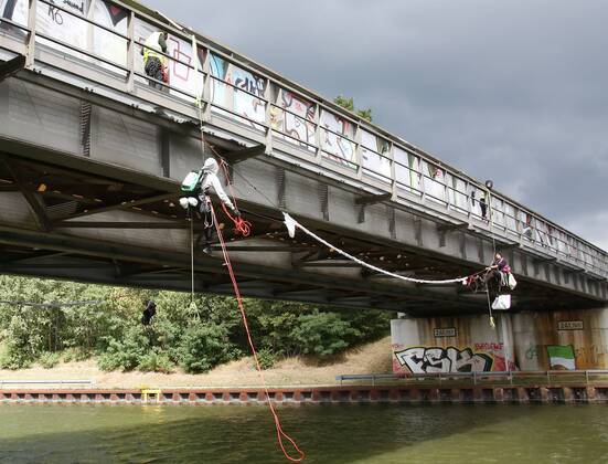 Fallersleben Niedersachsen Protestaktion, Demo, Demonstration von Aktivisten der Verkehrswende auf der Eisenbahnbrücke an der Tappenbecker Landstraße über den Mittellandkanal, Bild zeigt: Eisenbahnbrücke mit Plakaten